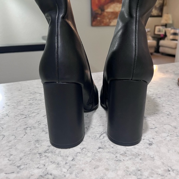 Steve Madden soft beautiful black side zip boot. - Picture 8 of 10